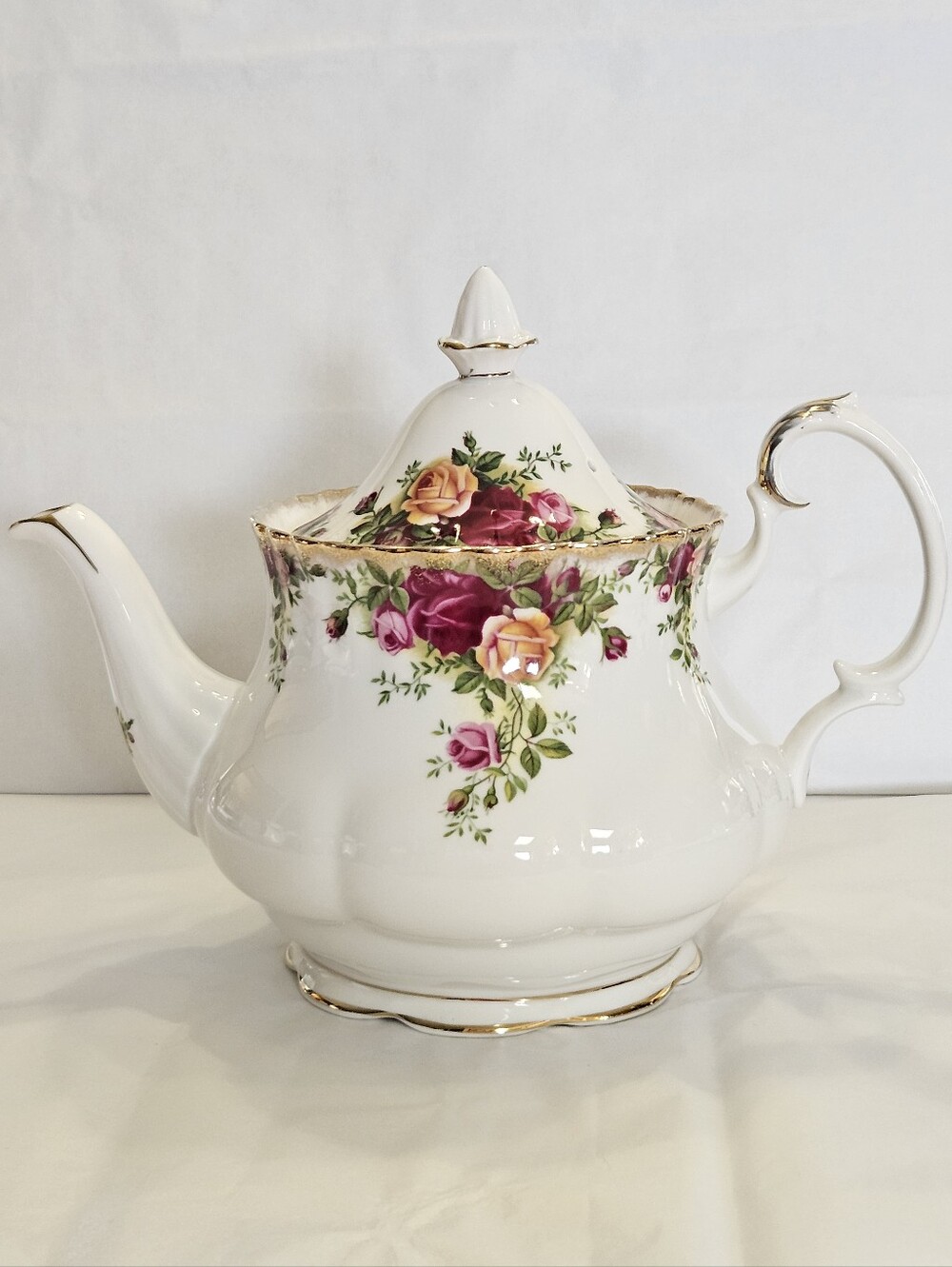 6 Cup Teapot "Old Country Roses" by Royal Albert